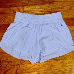 Lululemon ‘Tracker short’ lined 4”. Size 6